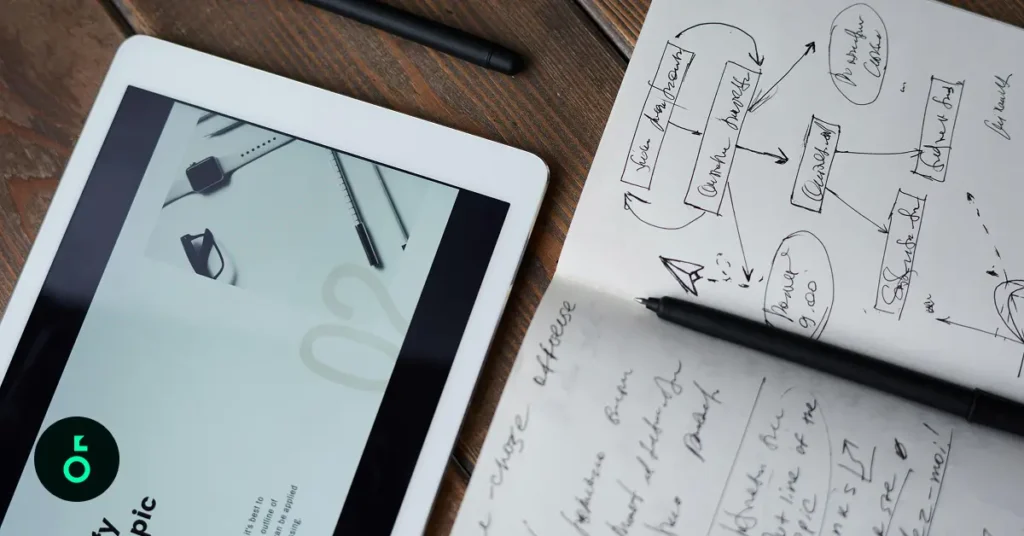 Tablet ekranı ve çizim içeren not defteriyle hazırlık süreci