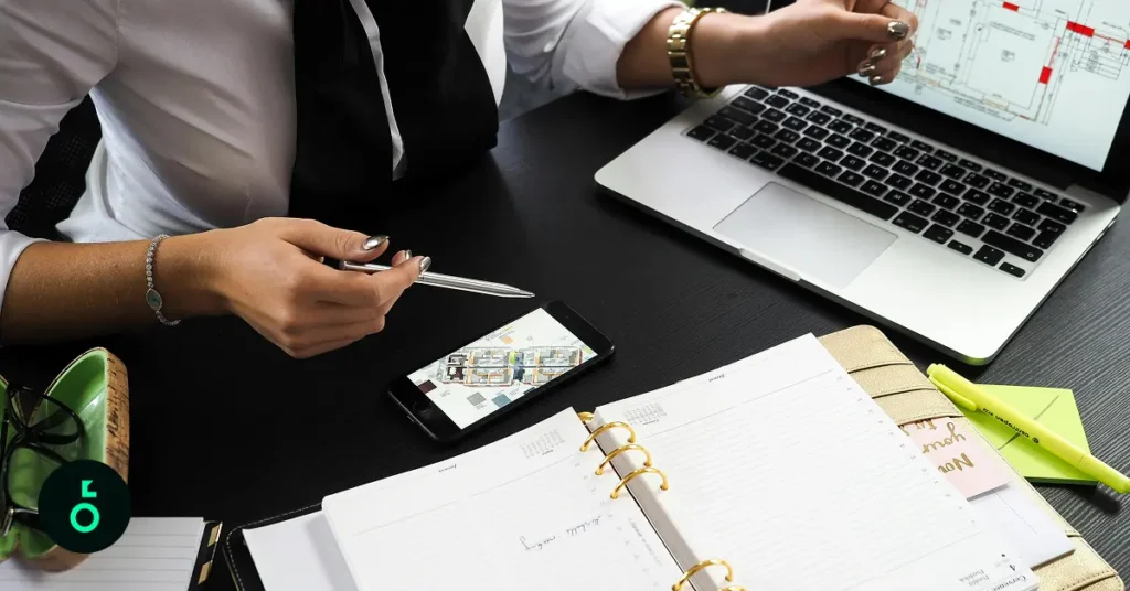 ERP yazılımında finans, satış ve stok modüllerini gösteren ekran görüntüsü