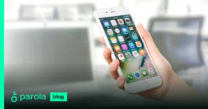 Akıllı telefon ekranında sosyal medya uygulamaları açıkken tutan bir el