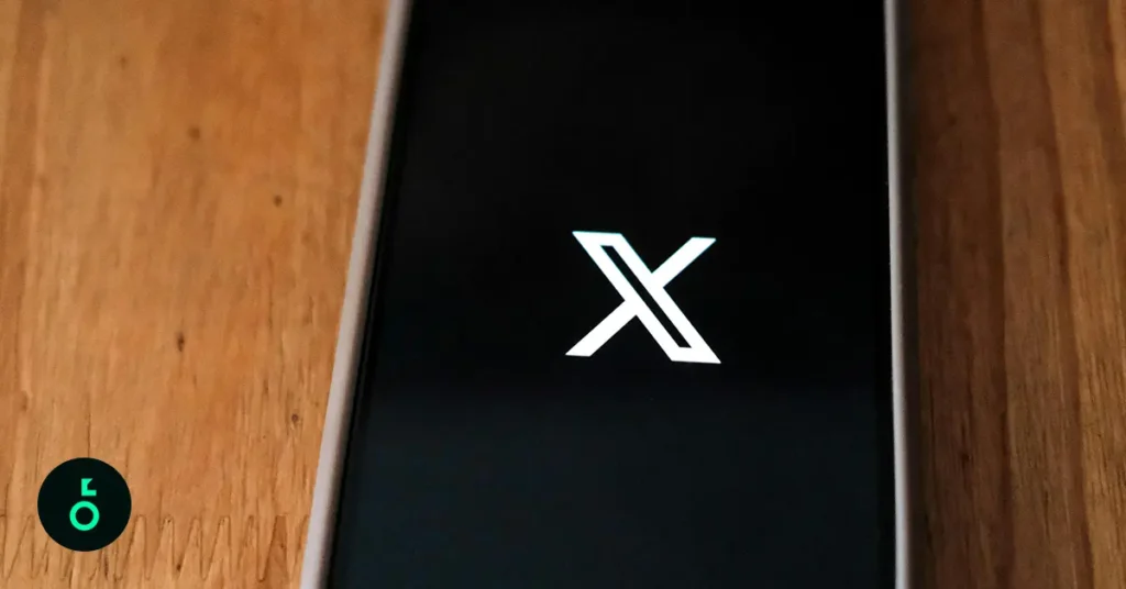 X (eski Twitter) logosu mobil ekranda açıkken yere konmuş telefon