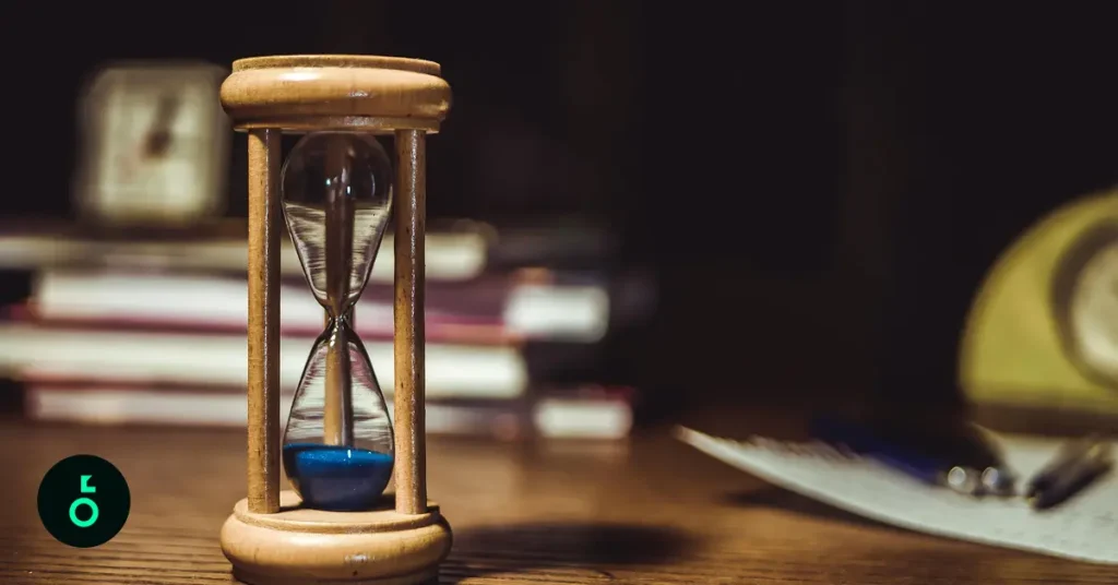 Günlük zaman planlaması için hazırlanmış yapılacaklar listesi ve kum saati