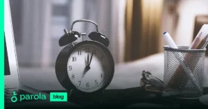 Zaman yönetimi için masa üstünde duran analog saat ve ajanda