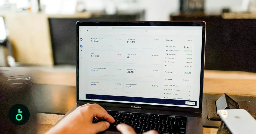 Bilgisayar üzerinden CRM ekranına bakan satış uzmanı