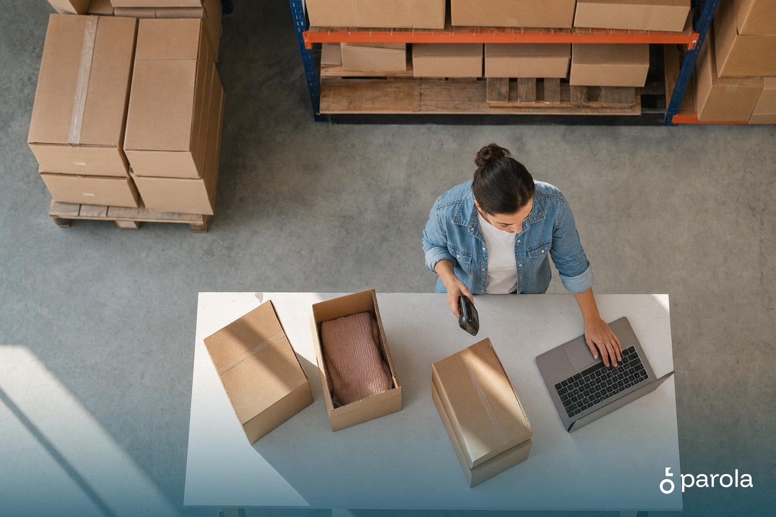 Depoda paketlenen ürünler e-ticaret muhasebesi kayıtlarıyla birlikte çalışan tarafından kontrol ediliyor