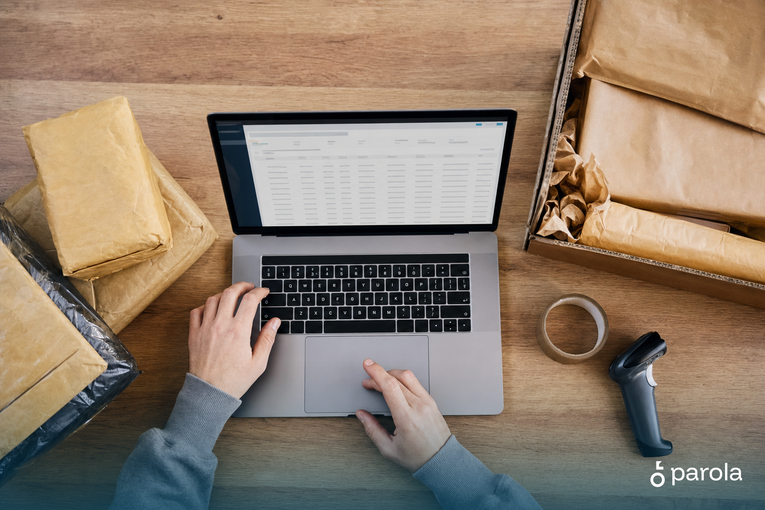 E-ticarette fatura akışını bilgisayarda kontrol eden işletme sahibi ve sevkiyata hazır paketler