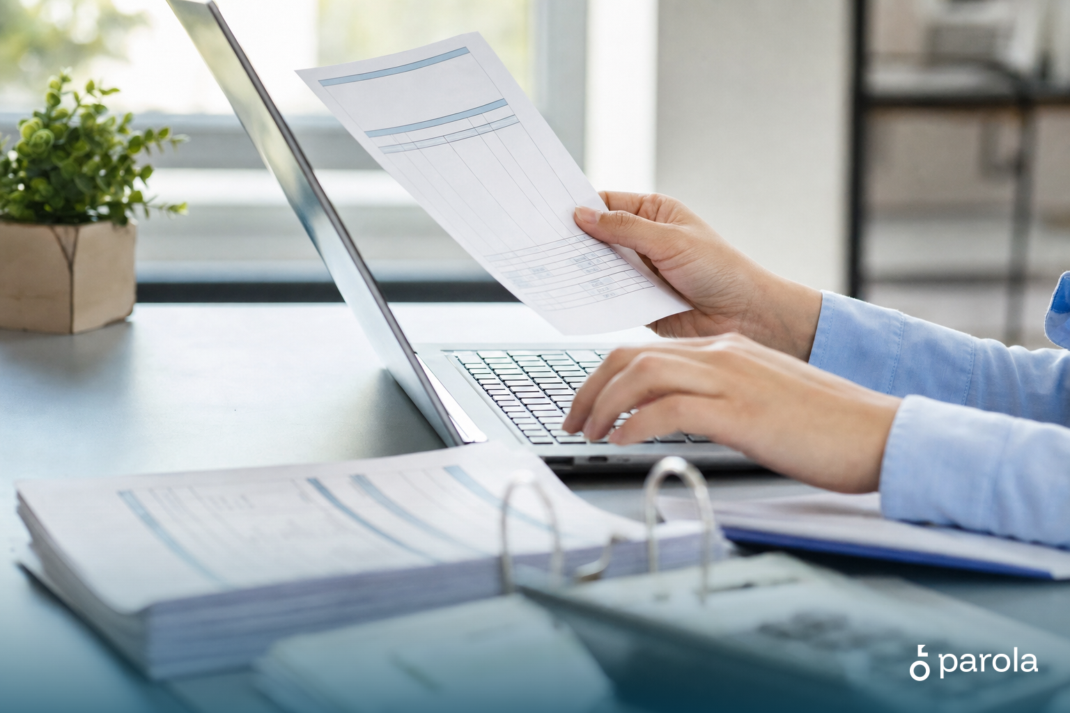 Dizüstü bilgisayar başında elektronik belge gönderim seçeneğini değerlendiren muhasebe sorumlusu