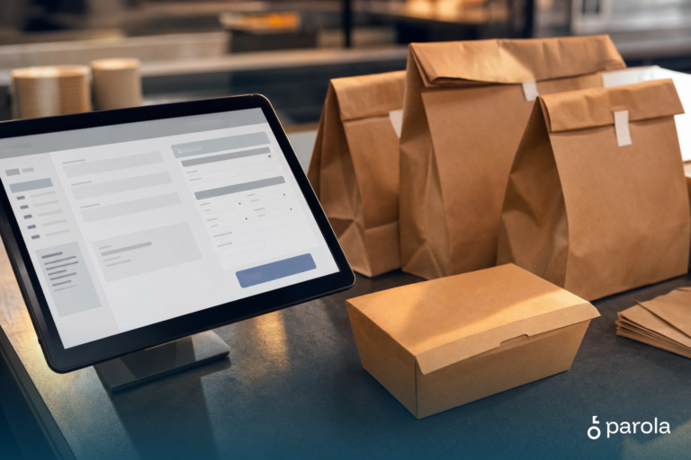 Restoran çalışanının paket servis siparişlerini tablet ekranında ürün, adres ve ödeme bilgileriyle kaydetmesi